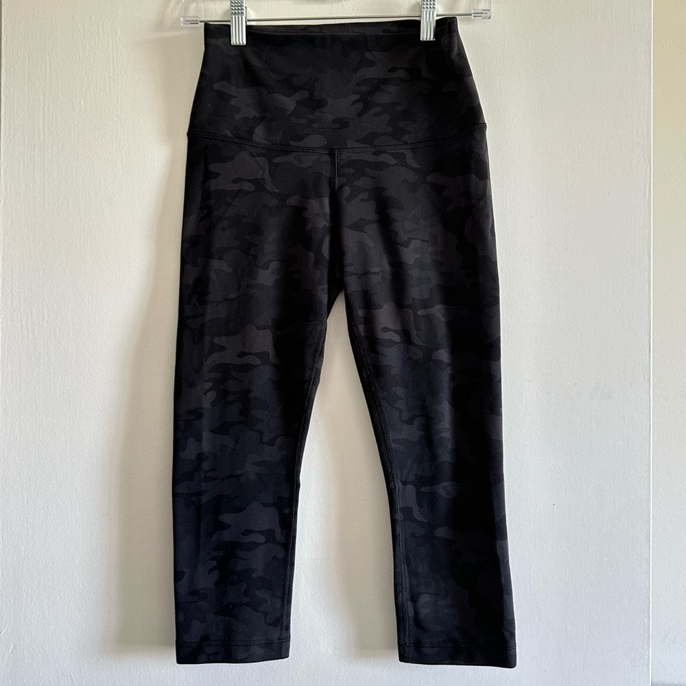Lululemon Athletica Wunder Under Black/Gray Camo Cropped Leggings size Medium
